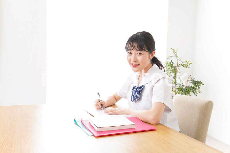 笑顔で勉強をする若い学生