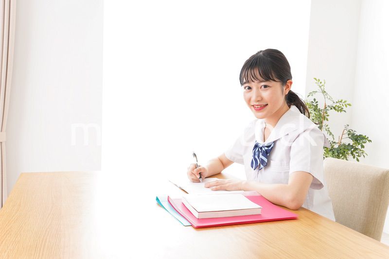 勉強をする学生