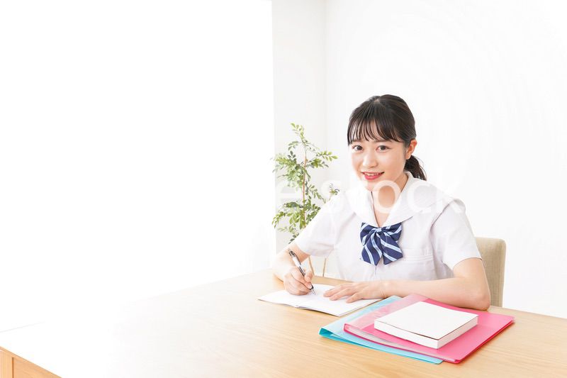 勉強をする学生