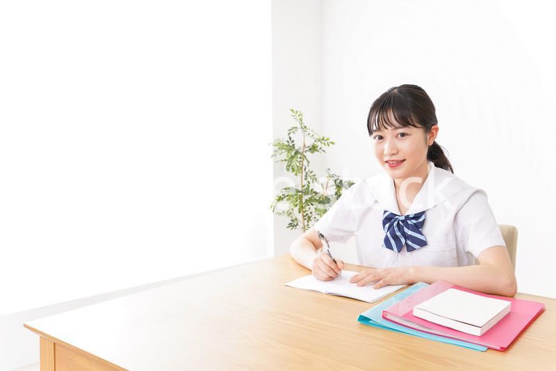 笑顔で勉強をする若い学生