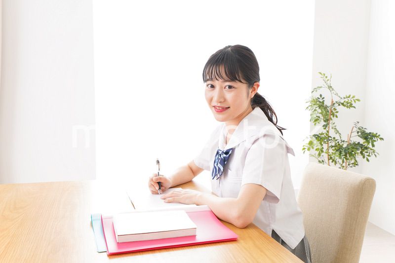 勉強をする学生