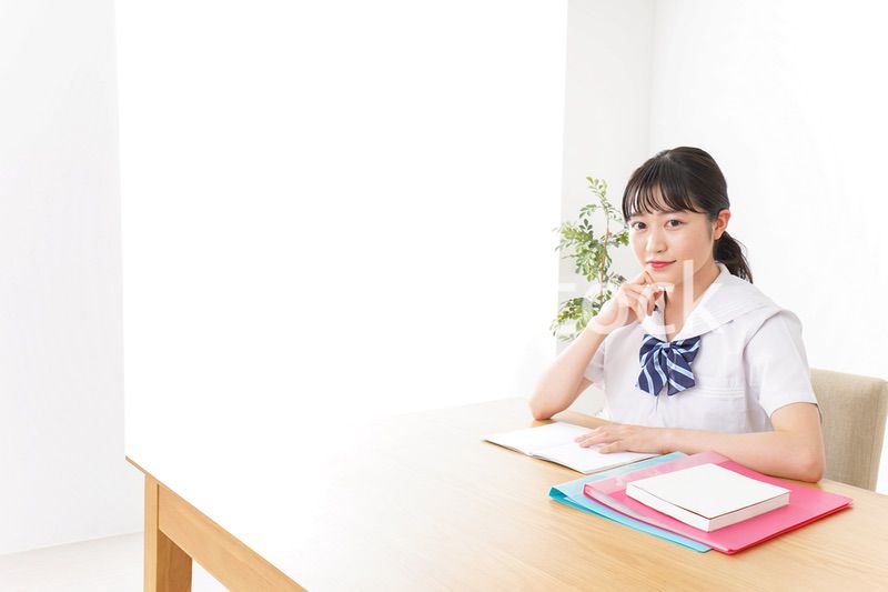 笑顔で勉強をする若い学生