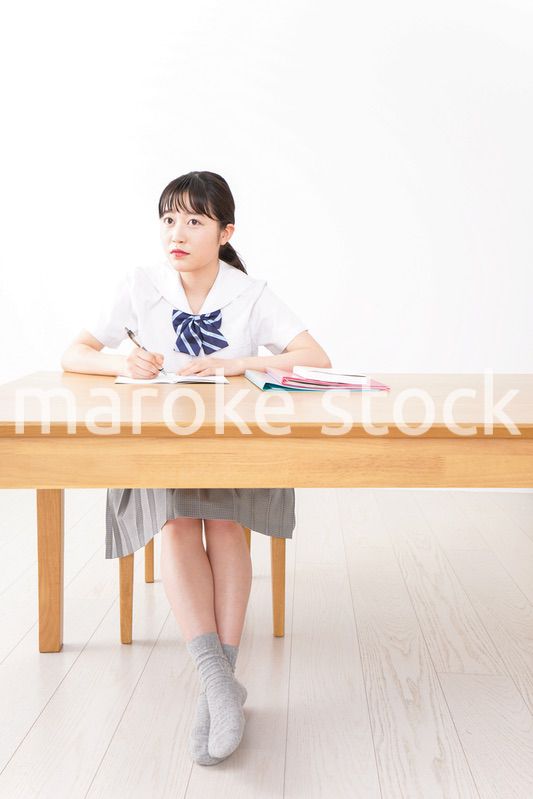 笑顔で勉強をする若い学生