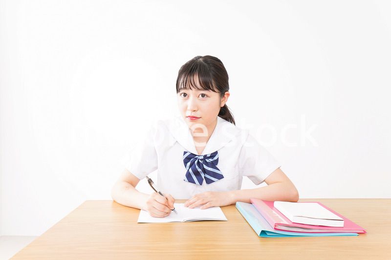 勉強をする学生