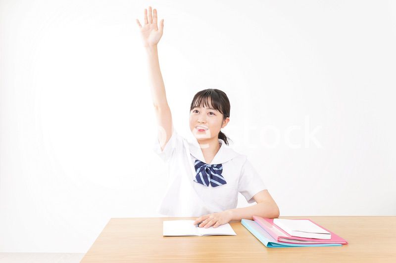 笑顔で勉強をする若い学生