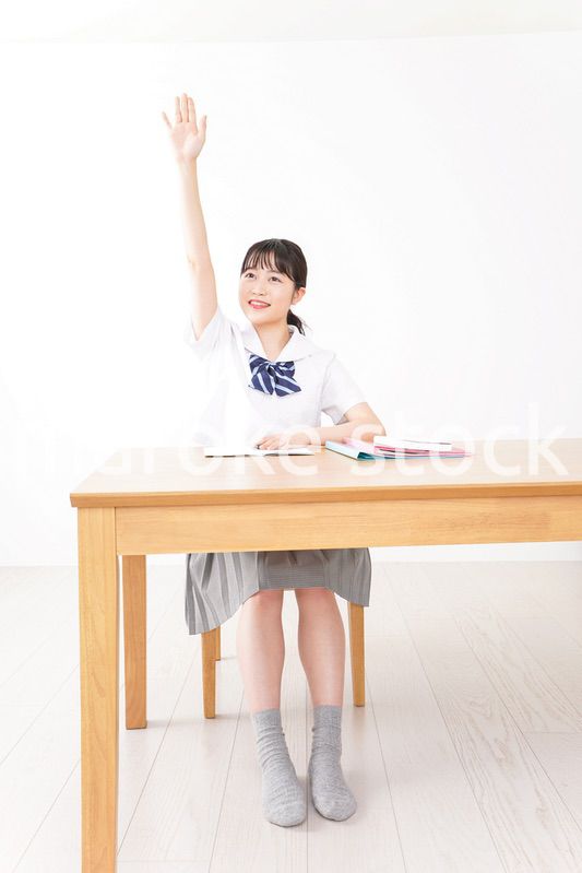 笑顔で勉強をする若い学生