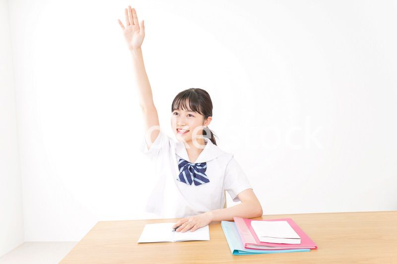 手を上げて発表をする学生