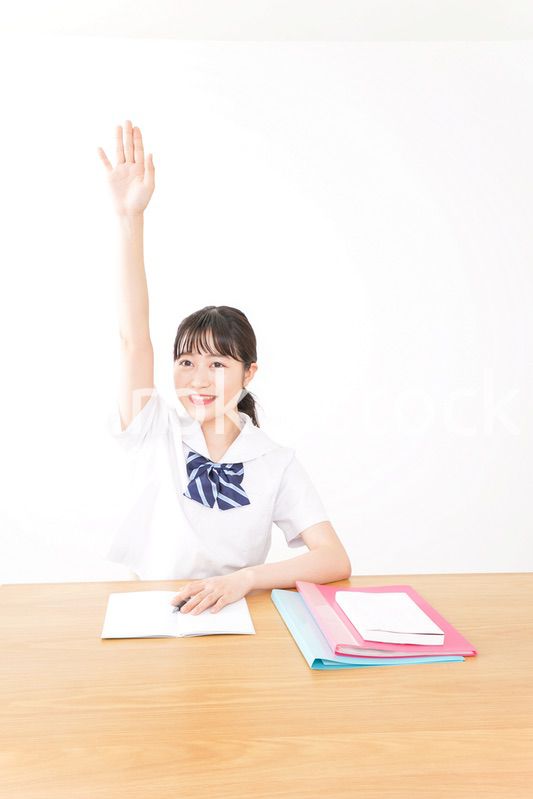 手を上げて発表をする学生