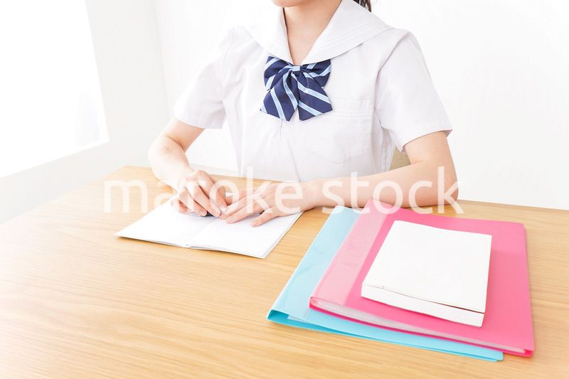 笑顔で勉強をする若い学生