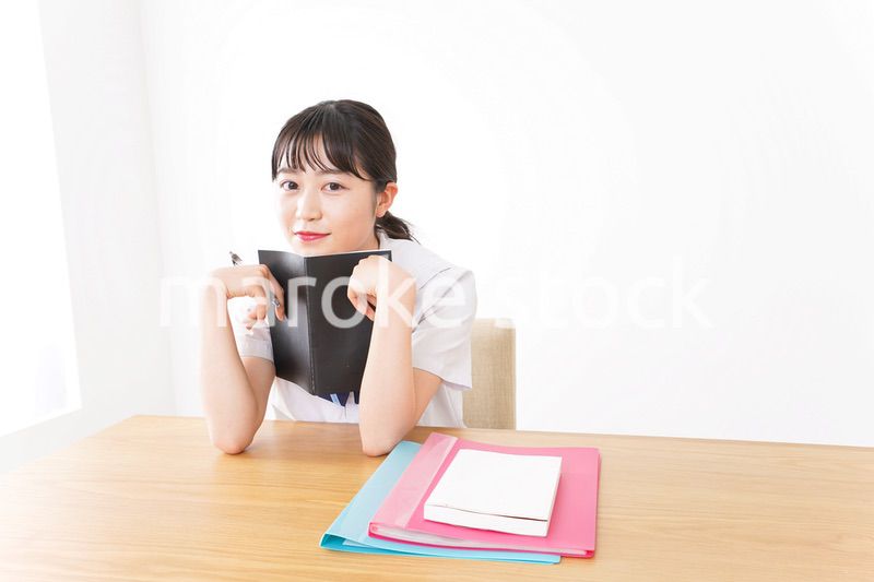 笑顔で勉強をする若い学生