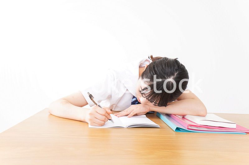 笑顔で勉強をする若い学生