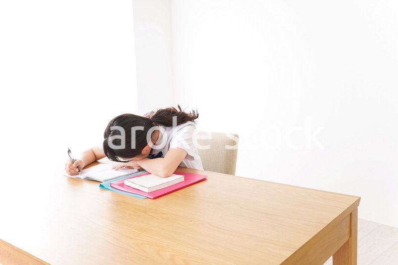 笑顔で勉強をする若い学生