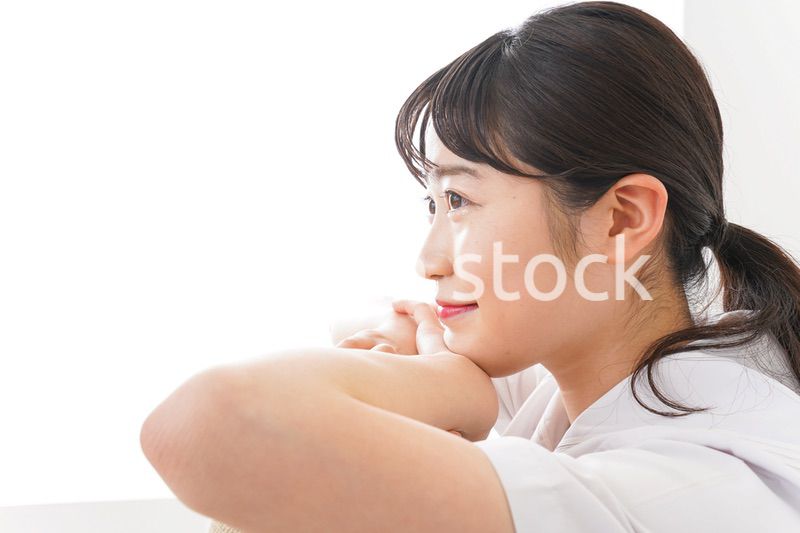 笑顔で勉強をする若い学生