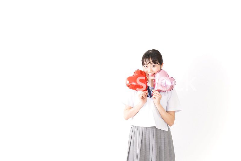 ハートマークを持つ若い女性