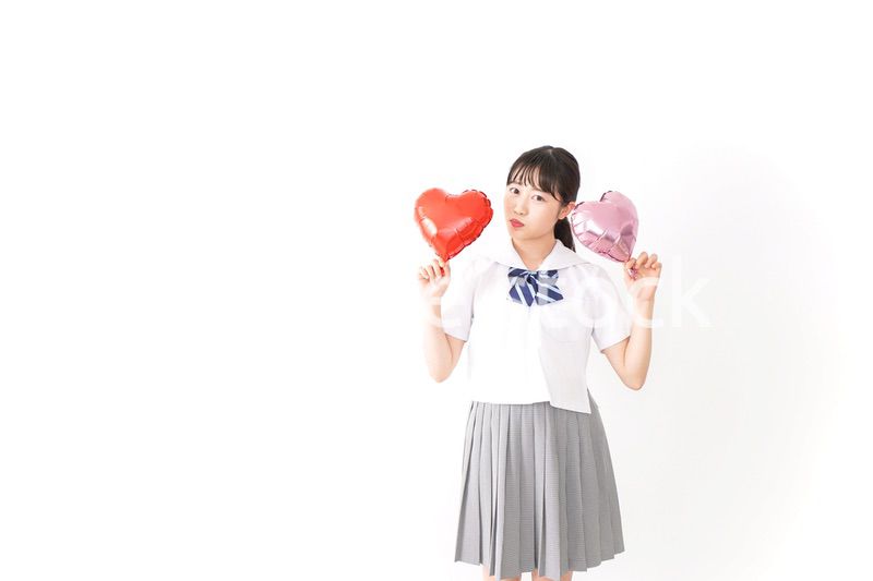 ハートマークを持つ若い女性