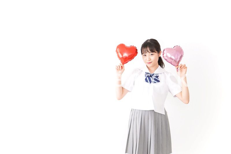 ハートマークを持つ若い女性