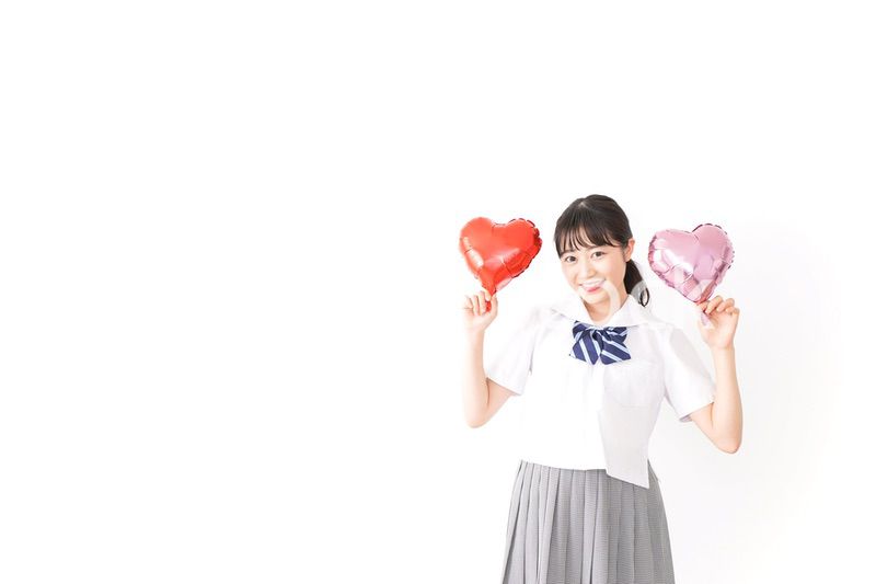 ハートマークを持つ若い女性