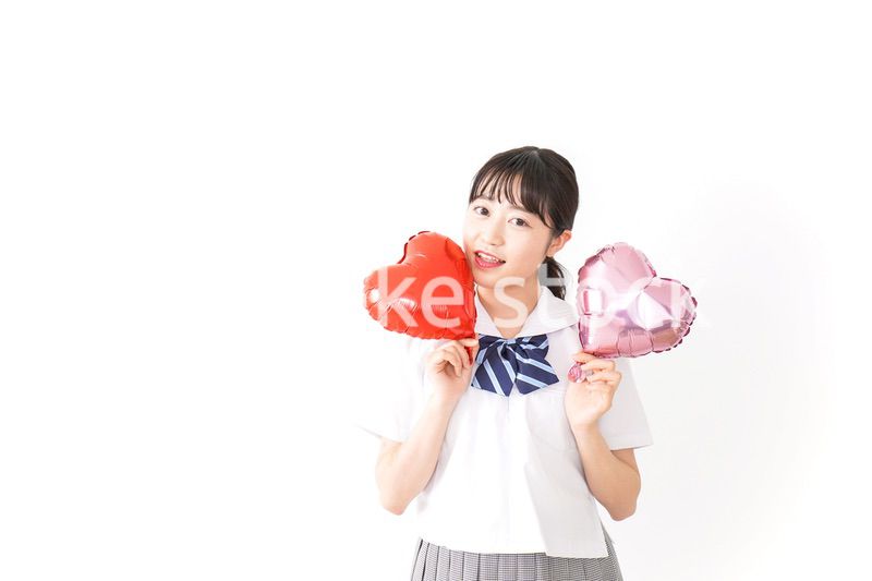 ハートマークを持つ若い女性