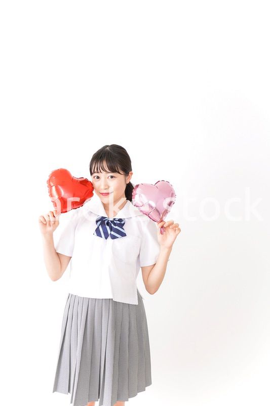 ハートマークを持つ若い女性