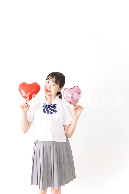 ハートマークを持つ若い女性