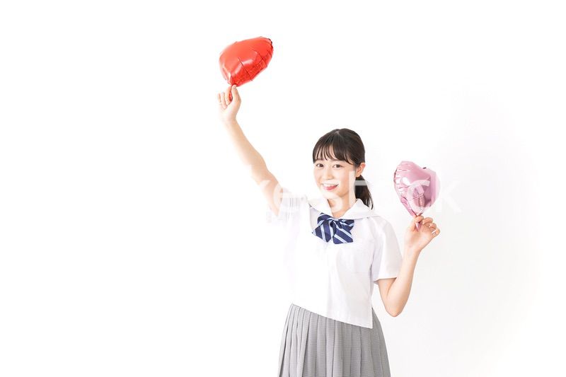 ハートマークを持つ若い女性