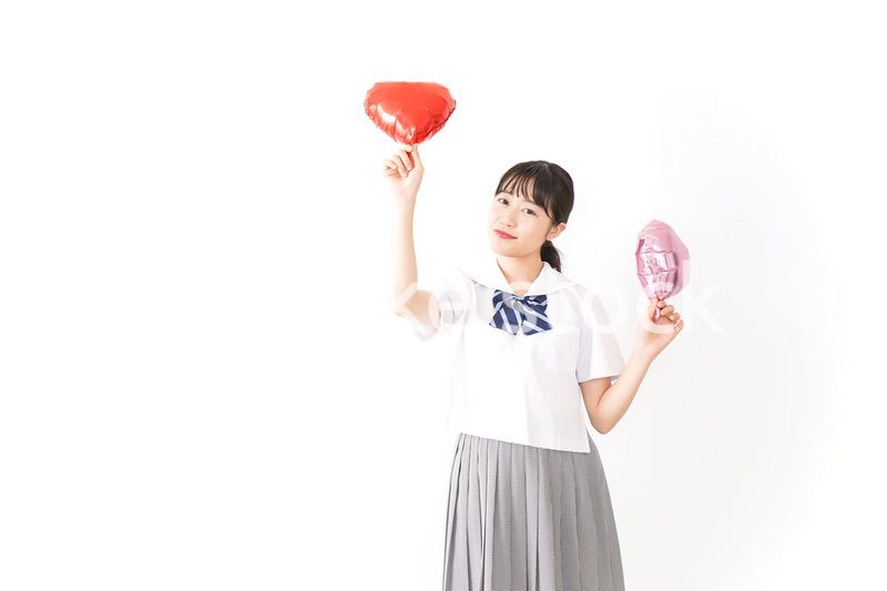 ハートマークを持つ若い女性