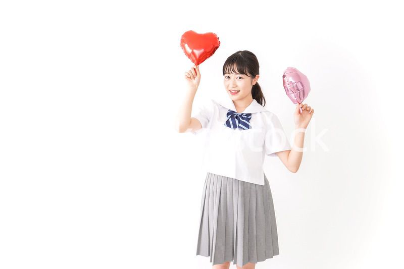 ハートマークを持つ若い女性