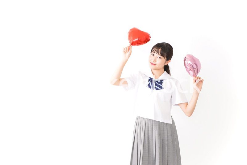 ハートマークを持つ若い女性