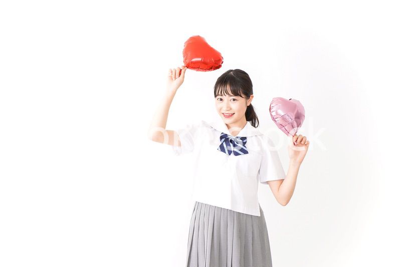 ハートマークを持つ若い女性