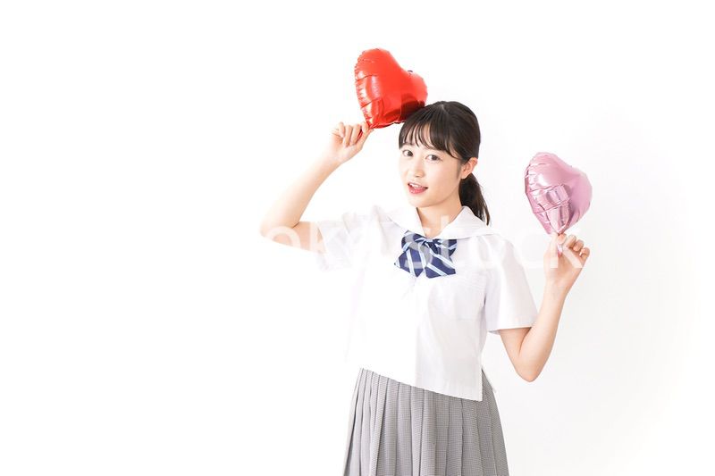 ハートマークを持つ若い女性