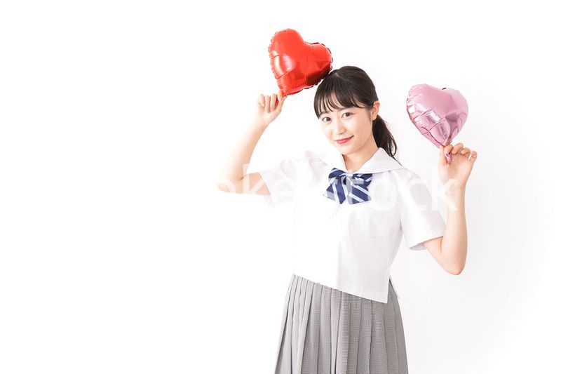 ハートマークを持つ若い女性