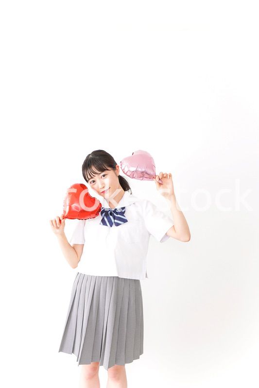 ハートマークを持つ若い女性