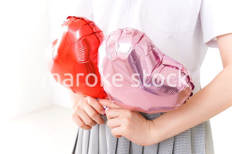 ハートマークを持つ若い女性