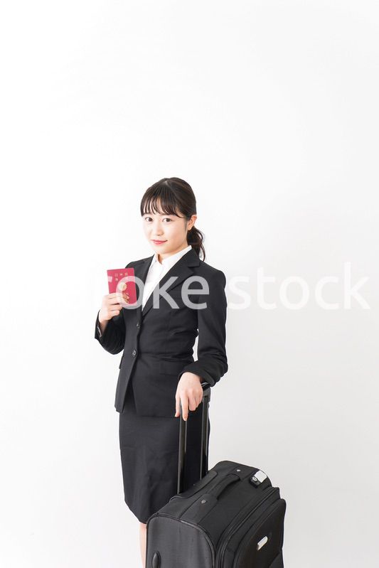 海外出張に行く若いビジネスウーマン