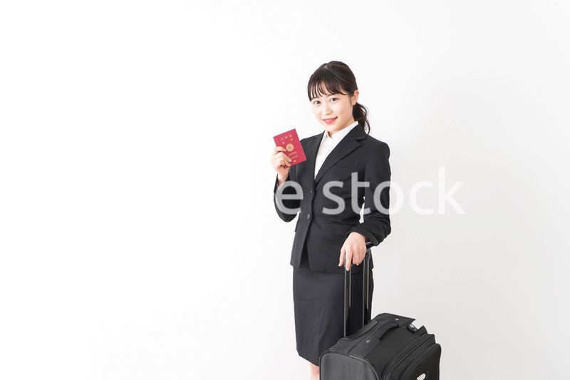 海外出張に行く若いビジネスウーマン