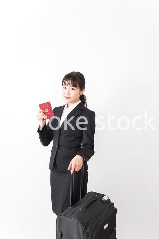 海外出張に行く若いビジネスウーマン