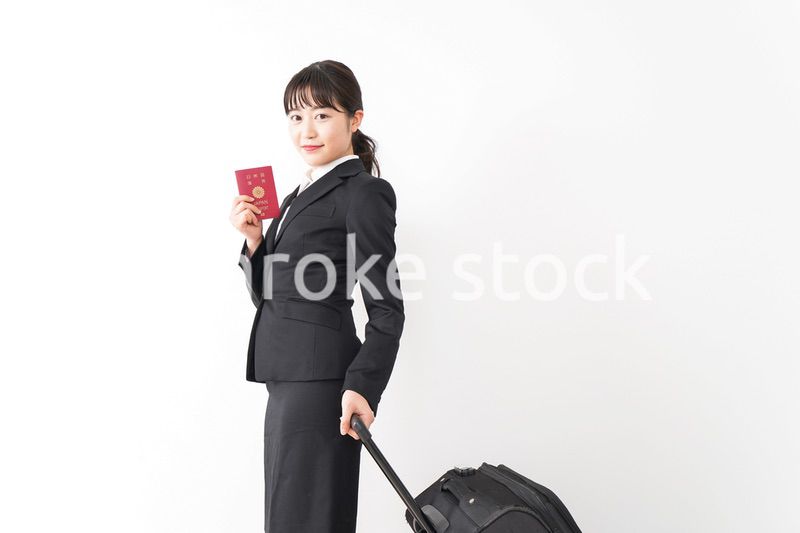 海外出張に行く若いビジネスウーマン