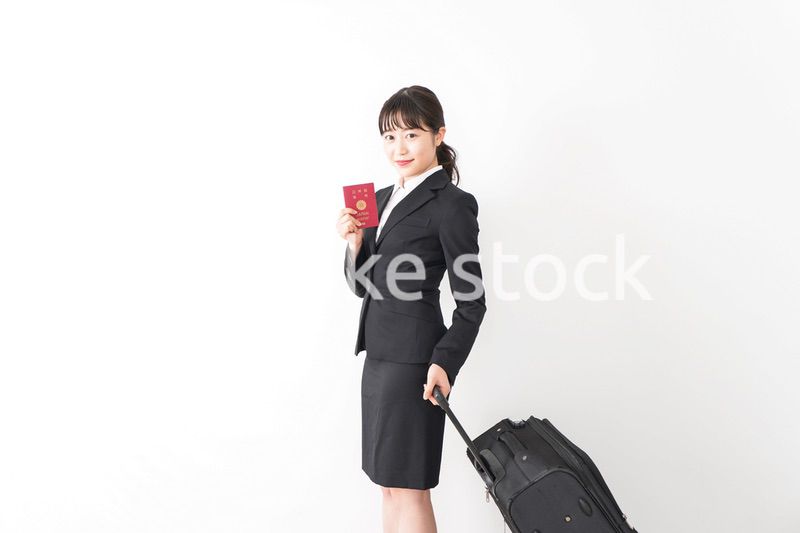 海外出張に行く若いビジネスウーマン
