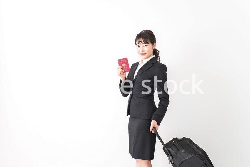 海外出張に行く若いビジネスウーマン