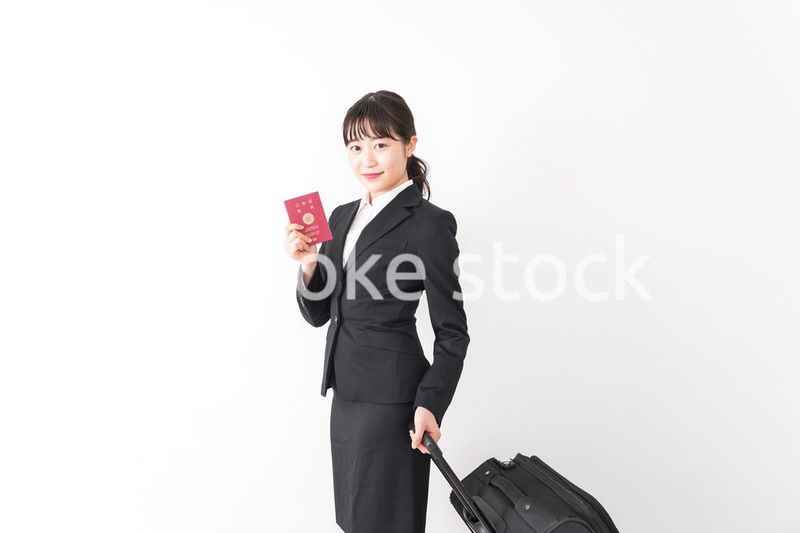 海外出張に行く若いビジネスウーマン