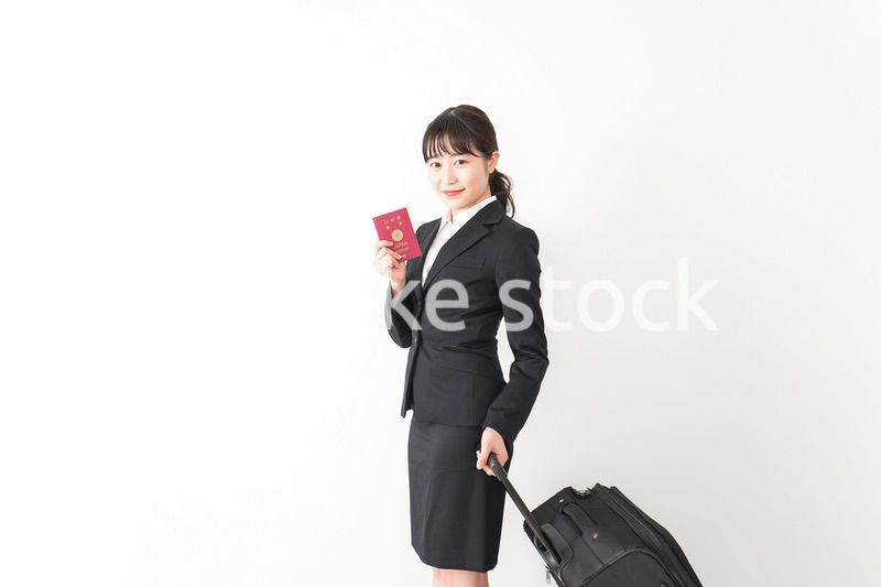 海外出張に行く若いビジネスウーマン