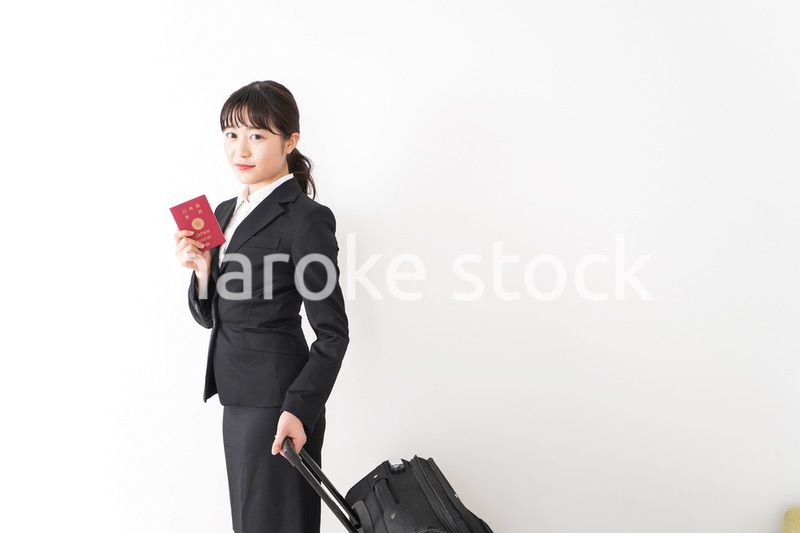 海外出張に行く若いビジネスウーマン