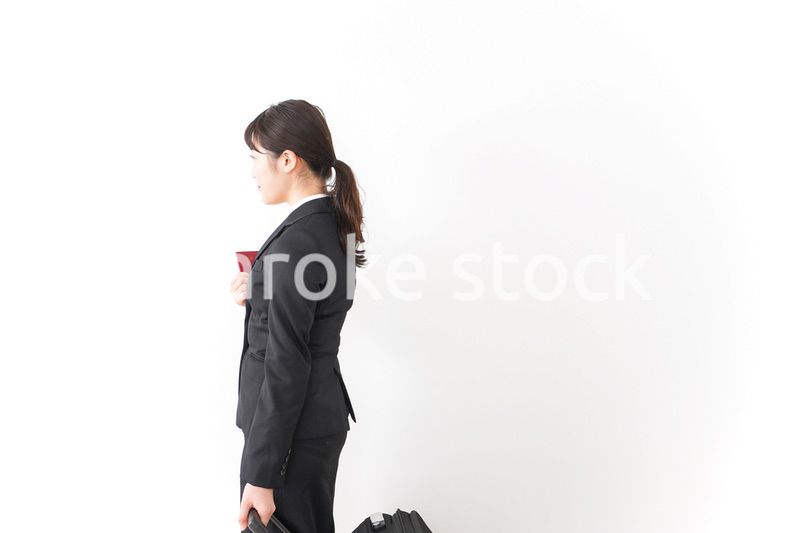 オフィスで働く若いビジネスウーマン