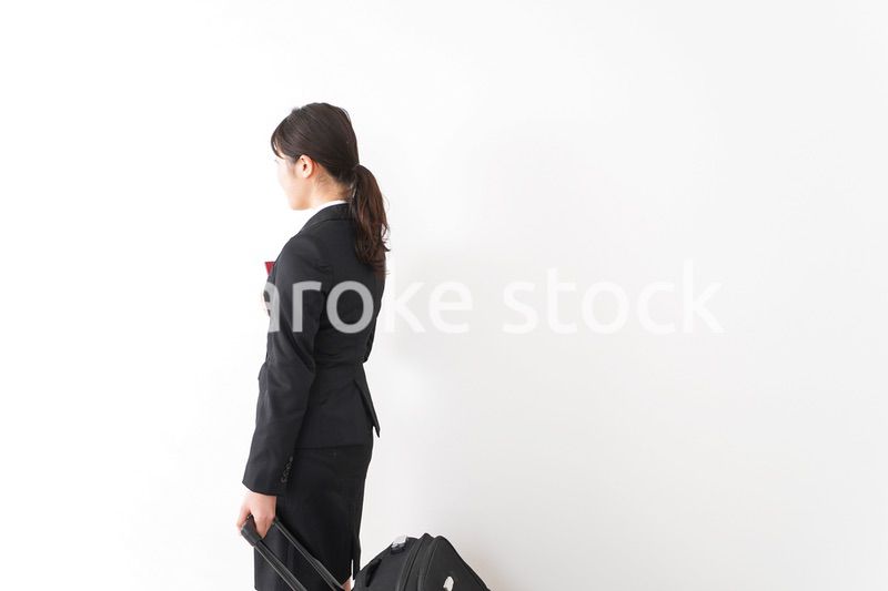 海外出張に行く若いビジネスウーマン