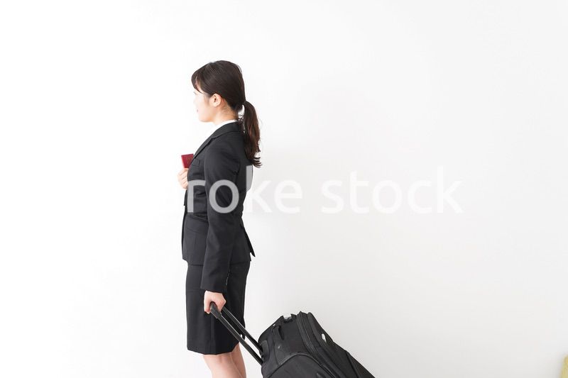海外出張に行く若いビジネスウーマン