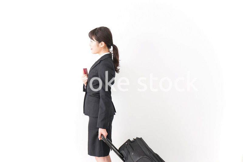 オフィスで働く若いビジネスウーマン