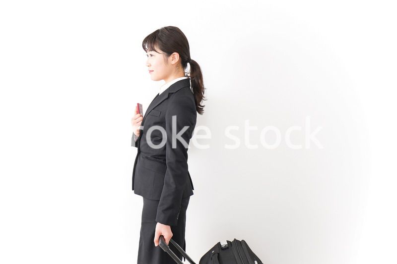 オフィスで働く若いビジネスウーマン