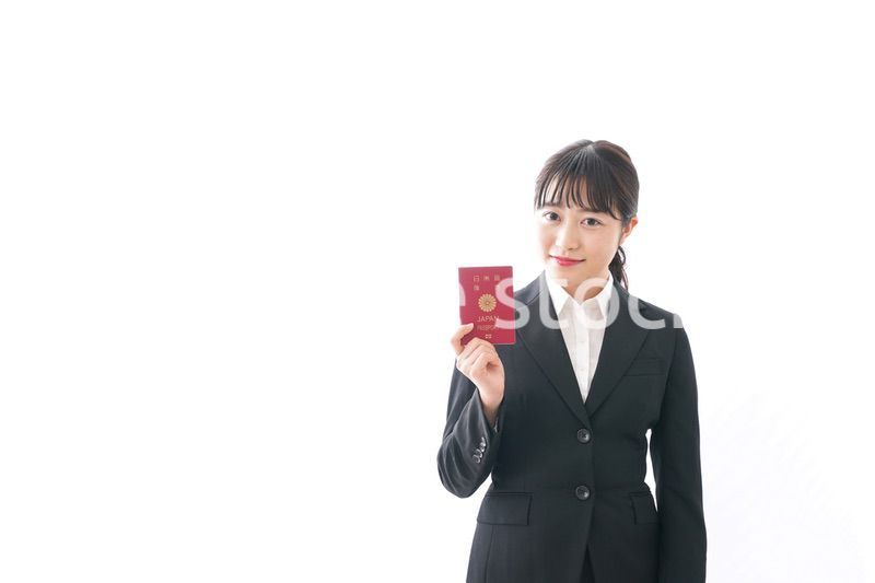 海外出張に行く若いビジネスウーマン