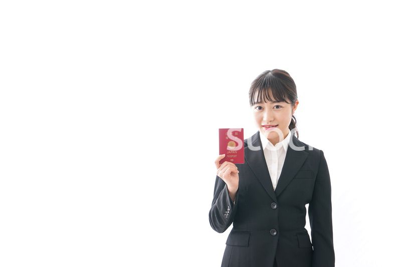 海外出張に行く若いビジネスウーマン