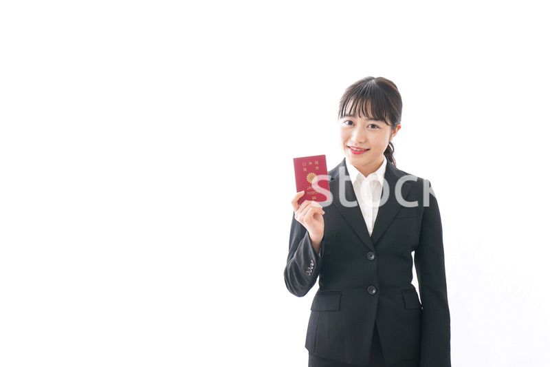 海外出張に行く若いビジネスウーマン